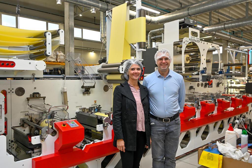 Philipp Wey with a representative of the Hungarian printing industry
